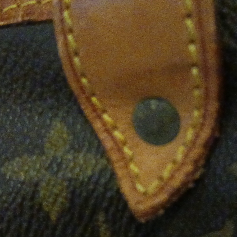 "AUTHENTICATED"Louis Vuitton Saumur Crossbody Bag. - Picture 4 of 16